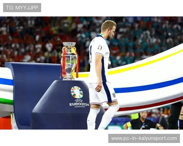 凯恩回头转身：大师气质点亮热刺前场的灵活变换